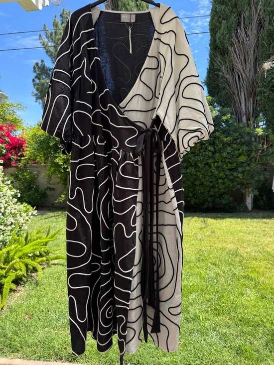 Dresses & Skirts - Black & White Linen Blend Abstract Wrap Dress